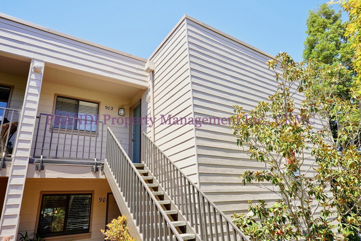 Foto principal - Top Floor, Corner Unit Condo with View and...