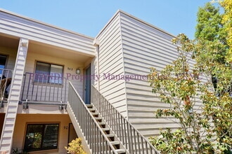 Building Photo - 902 Vía Casitas