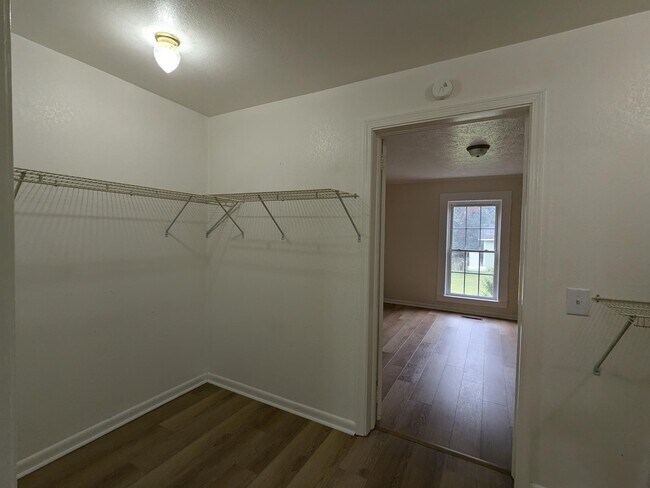 Building Photo - 404 Pine St