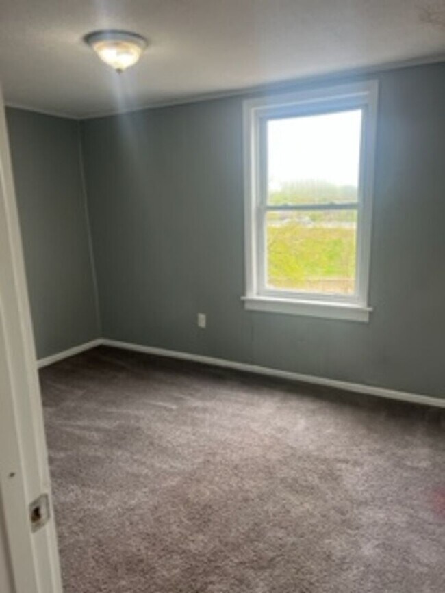 Foto del edificio - Newly Renovated 2 Br 1 Ba Sunroom, Basemen...