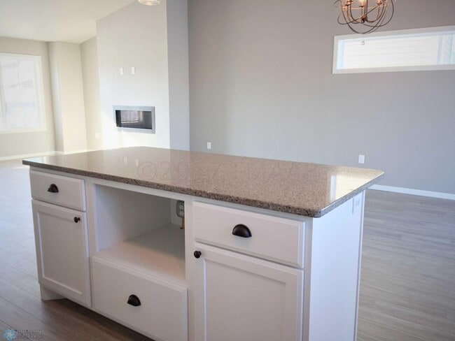 Building Photo - Spacious & Modern 4 Bed 3 Bath Home in Far...