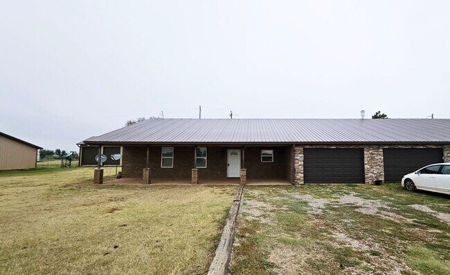 Building Photo - Rural Living- 4 bed/2.5 bath-Piedmont