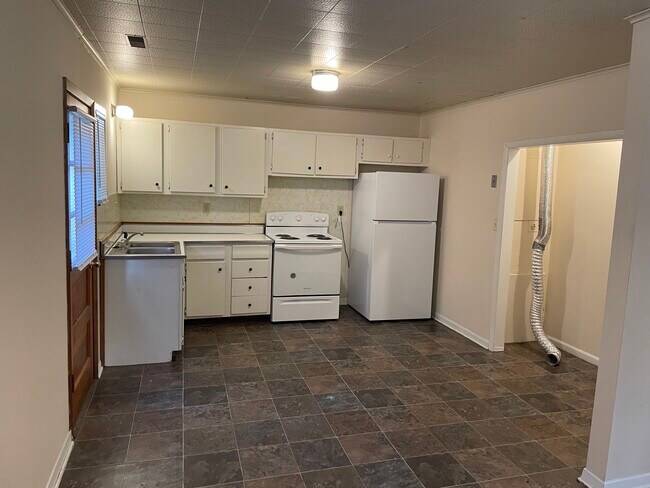 Building Photo - 1810 Main St