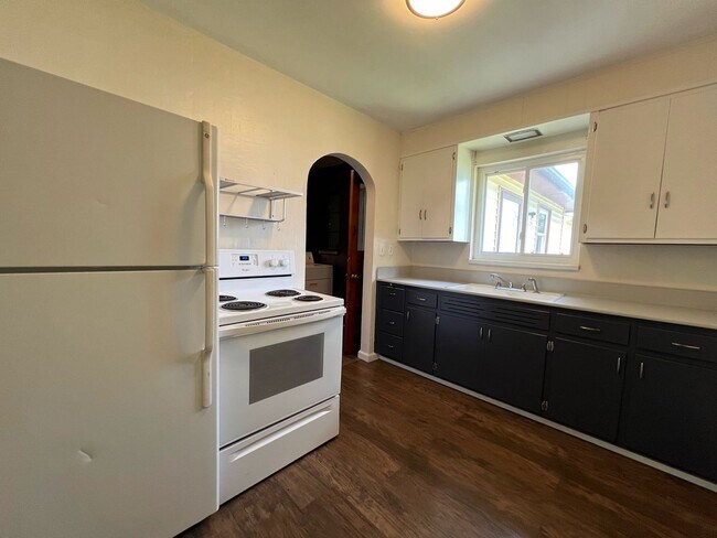 Building Photo - 4053 Delphos  - 3 Bedroom - 1 Bath - 1,168...