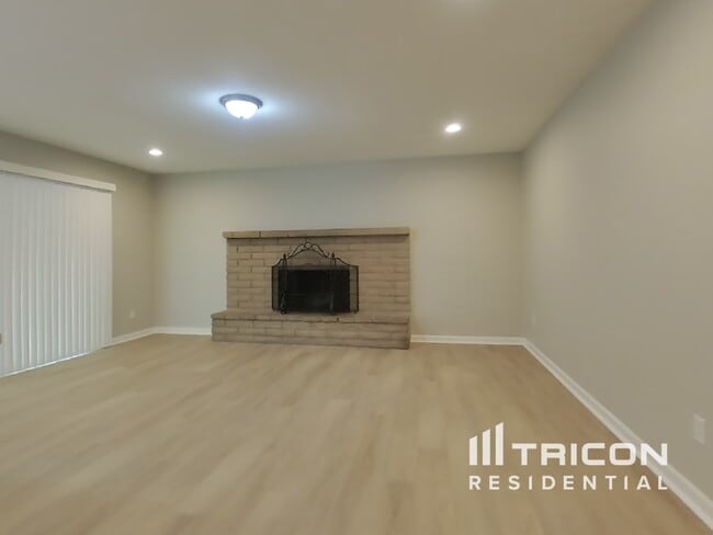 Building Photo - 10630 N 33rd Ave