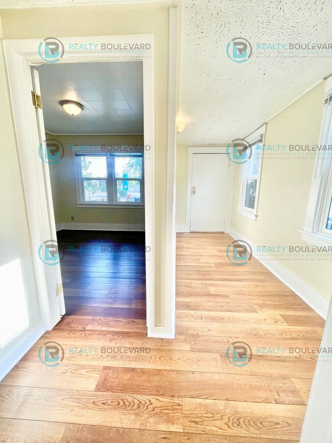 Foto del edificio - Charming Cottage with Private Yards, Parki...