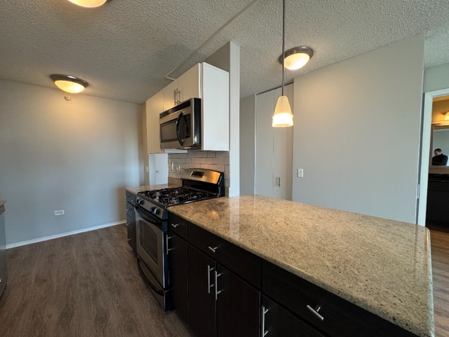 Photo - 605 W Lake St Apartment