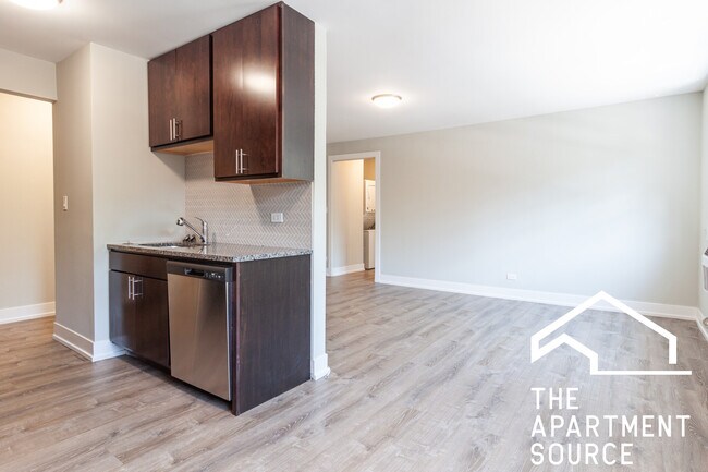 Building Photo - 529 W Surf St