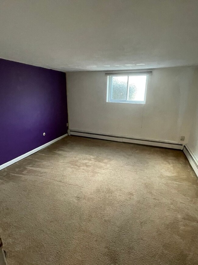 Building Photo - W ROXBURY/CHESTNUT HILL 1 BED with PARKING, HT, AND HW INCLUDED!   GREAT DEAL!!