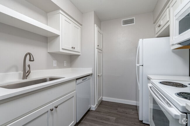 Cypress - 2BR, 1BA - 805SF - Kitchen - Gazebo Apartments (Denton, Tx)