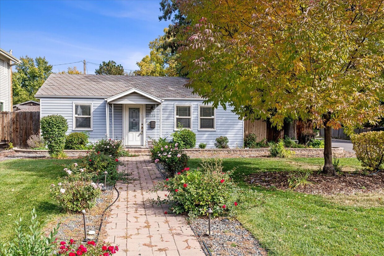 Primary Photo - Adorable Cory-Merrill Bungalow For Rent!