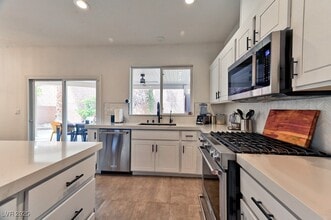 Building Photo - 1041 Chestnut Chase St