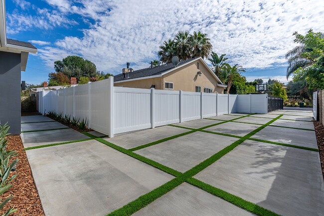 Building Photo - Rent this Beautiful 3 BEDROOM HOME NOW!