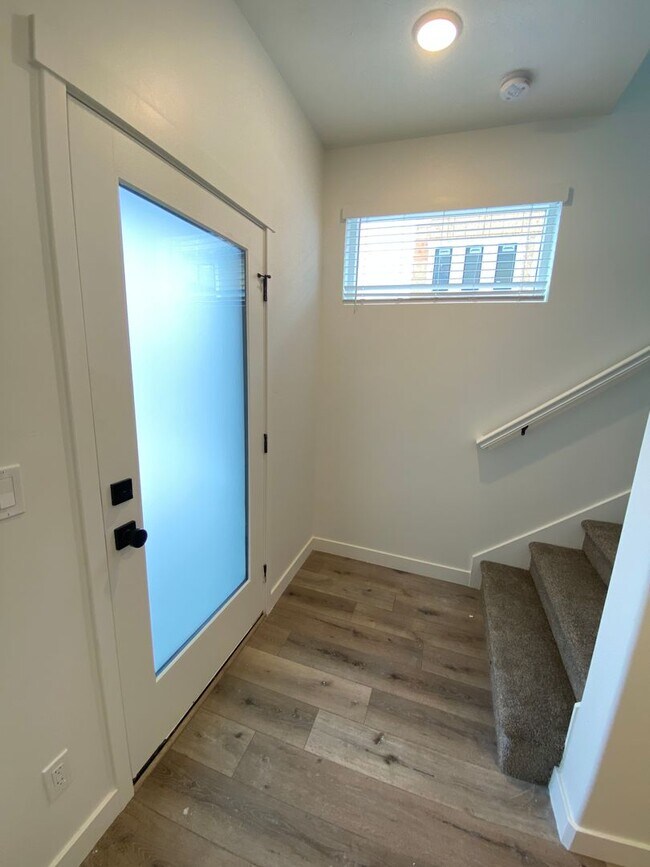 Foto del edificio - Beautiful Newer Rockwell Ranch Townhome (End Unit)