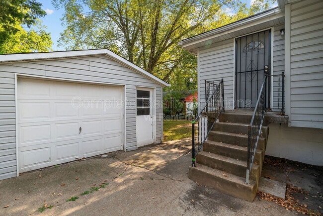 Building Photo - 216 Cameron Rd