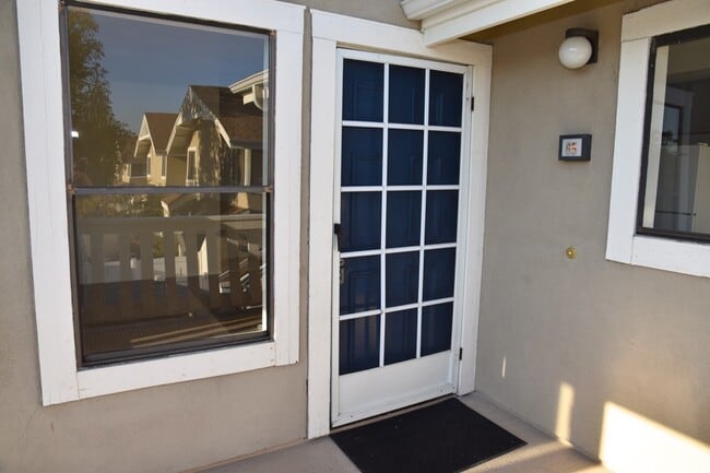Building Photo - 3 Bedroom - 2 Bath Condo in Central Irvine