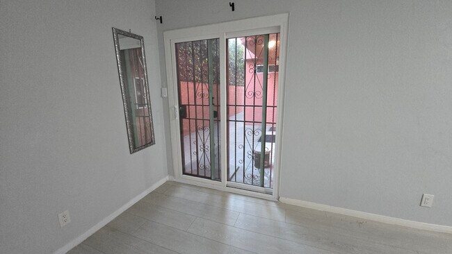 Foto del edificio - 4321 Lennox Blvd