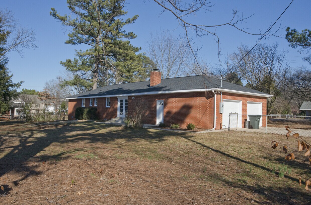 Foto principal - Beautiful Three Bedroom Home! AVAILABLE 8/...
