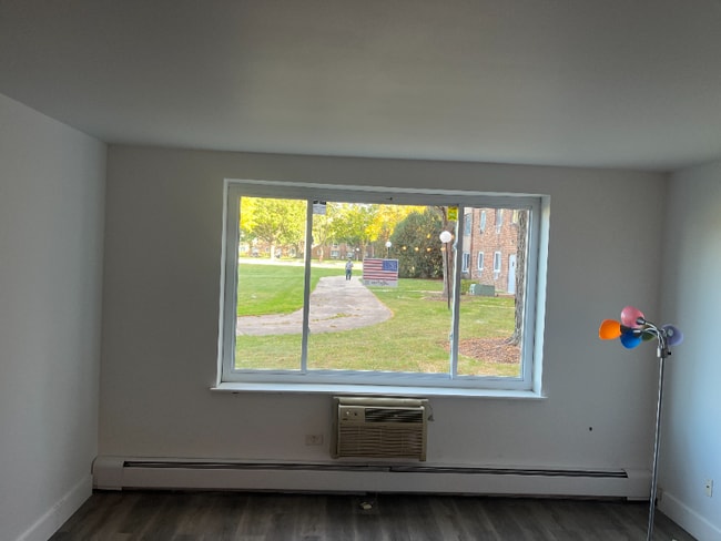 Building Photo - 1880 Bonnie Ln