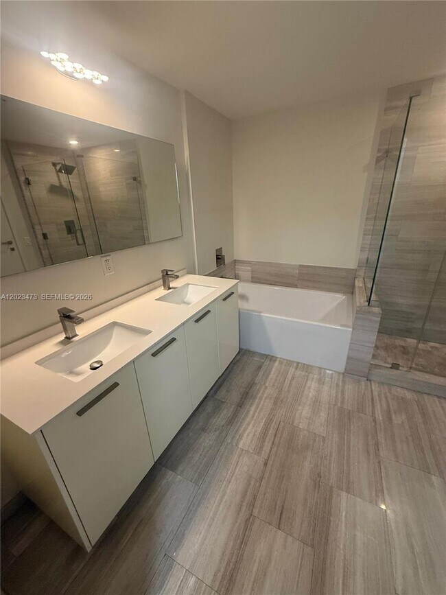 Foto del edificio - 1300 Brickell Bay Dr