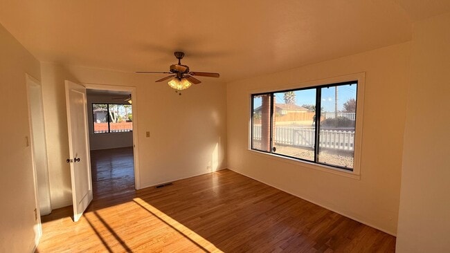 Foto del edificio - This two-bedroom, one-bath home in Upper Seaside