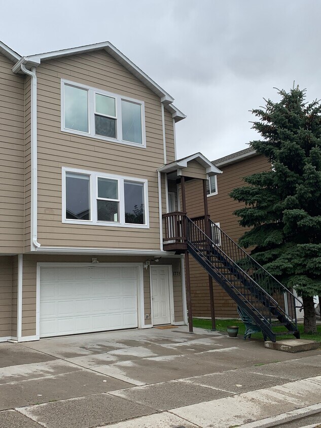 Primary Photo - 4 Bed 3.5 Bath