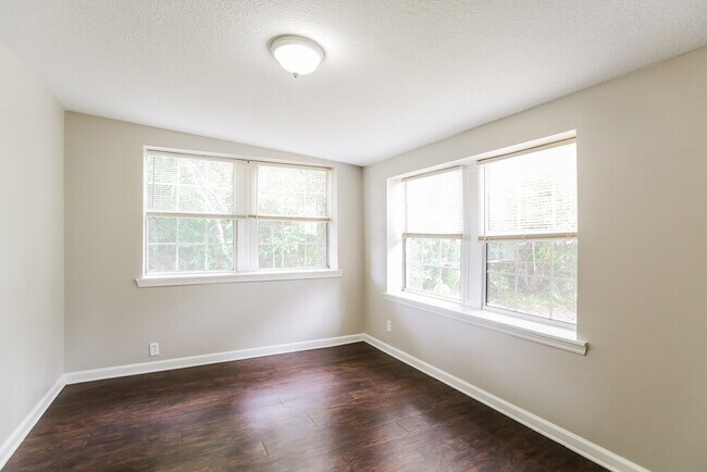 Building Photo - 10406 Pinehurst Dr