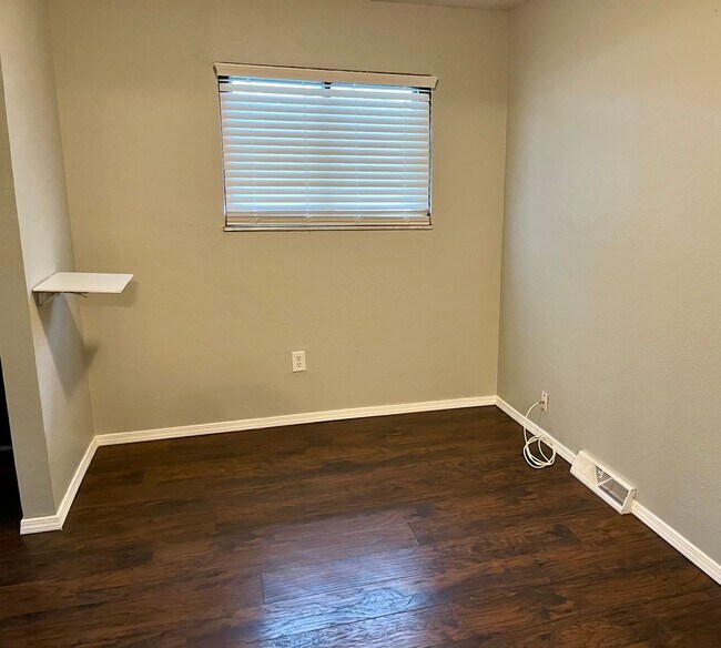 Building Photo - Two bedroom house in Wood River