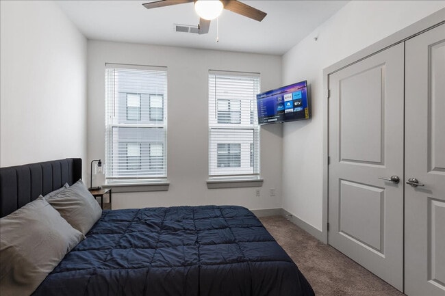 Foto del edificio - 2039 Woodburn Ave