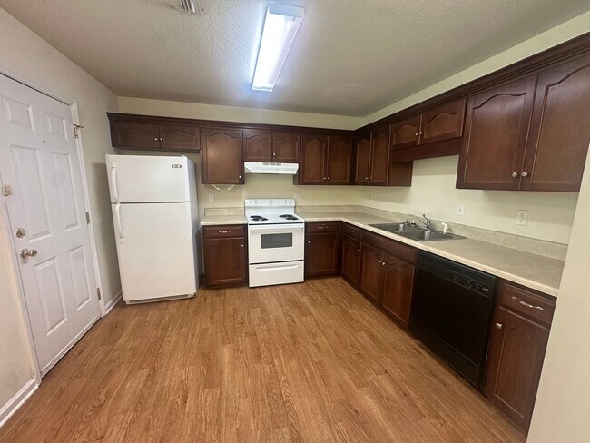Foto del edificio - 5320 Whisperwood Ct