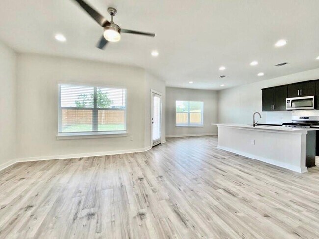 Building Photo - 1021 Winnsboro Lp