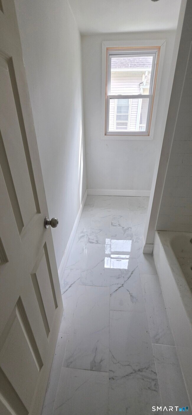 Building Photo - 379 Sigourney St