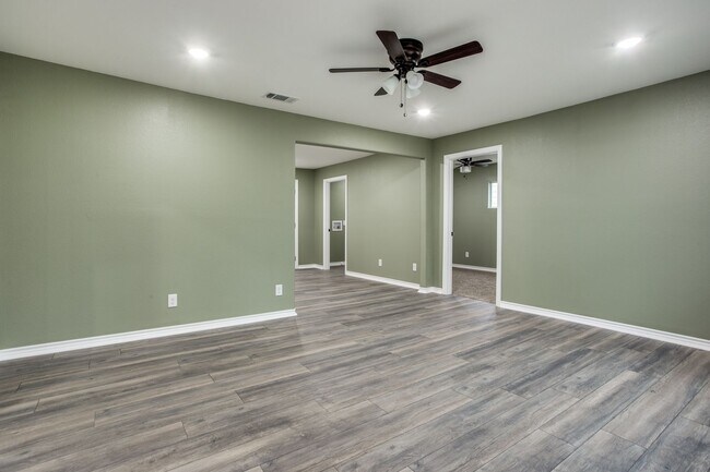 Foto del edificio - Beautifully Remodeled 3-1 in Sherman! Fridge, Washer and Dryer Included!