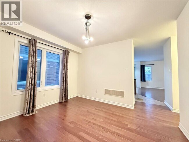 Photo du bâtiment - 382 Grovehill Cres