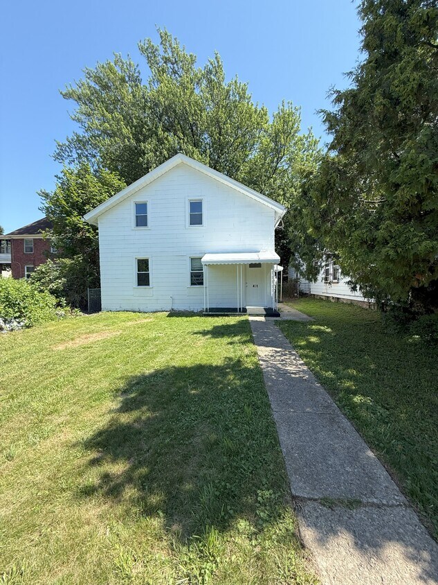 Foto principal - 451 E 5th St