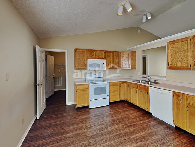 Building Photo - 571 Bay Ct N