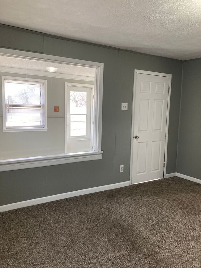 Building Photo - 3 Bedroom, 2 bathroom House!