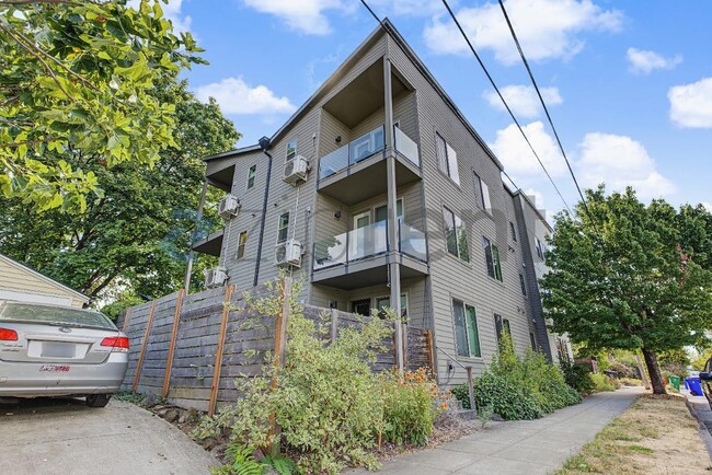 Building Photo - Unit D