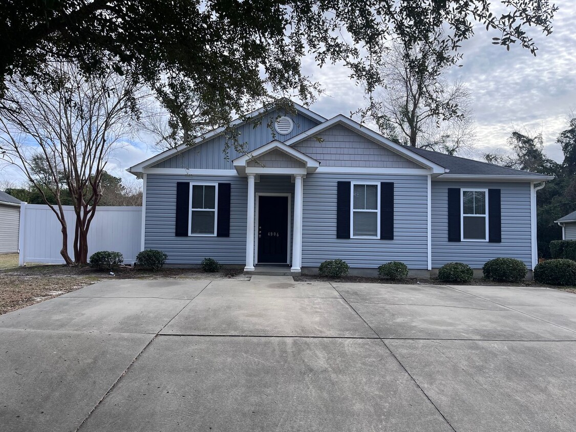 Foto principal - Maple Avenue near UNCW - 4 BED | 4 BATH Home!