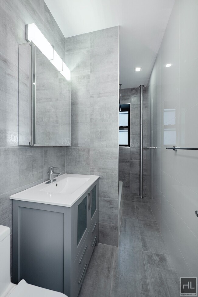 Building Photo - NO FEE Amazing Removated 1 Bed in Midwood