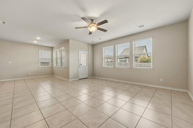 Foto del edificio - 197 Eves Necklace Dr.