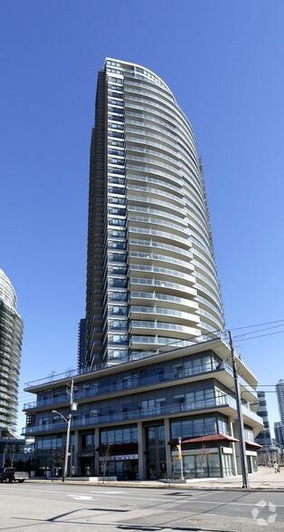 Photo du bâtiment - 2230 Lakeshore Blvd W