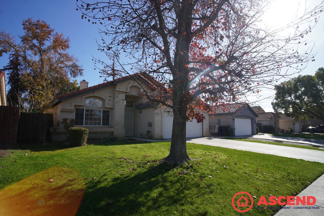 Primary Photo - Lovely Home Near Berkshire and Akers