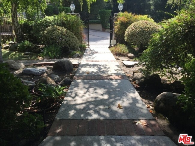 Building Photo - 521 Live Oak Cir Dr