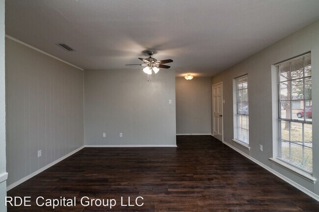 Building Photo - 4 br, 2 bath House - 3701 Summit Ln