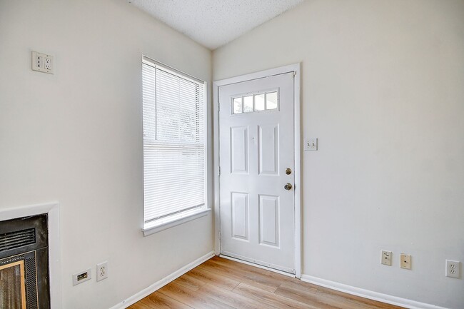 Building Photo - GATED COMMUNITY - CONDO