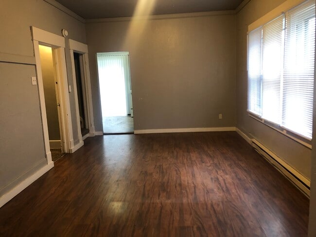 Building Photo - 425 NE Campus St