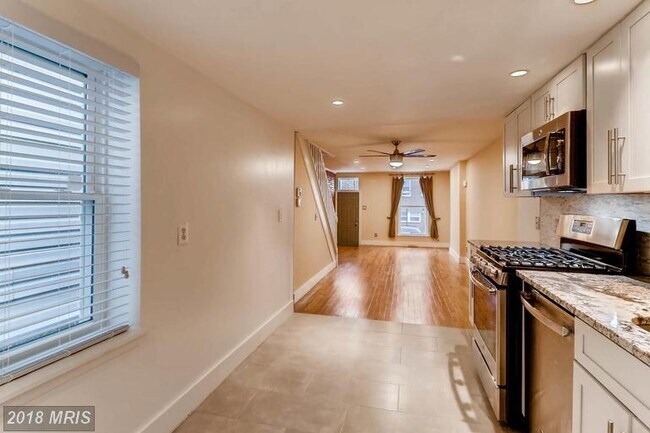 Building Photo - 927 S Baylis St