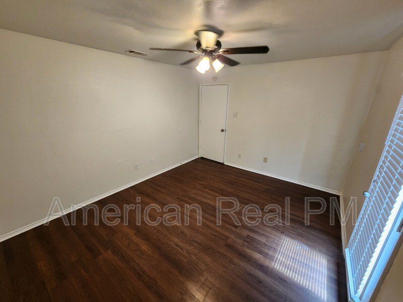 Building Photo - 2750 Sunset Strip Dr
