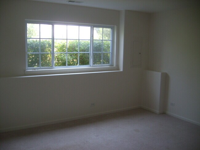 Foto del edificio - 534 Cary Woods Cir